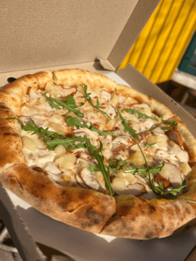 Піца з куркою та ананасами